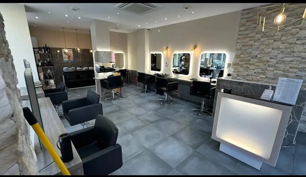 Retail in Asnières-sur-Seine for lease - Interior Photo - Image 3 of 6