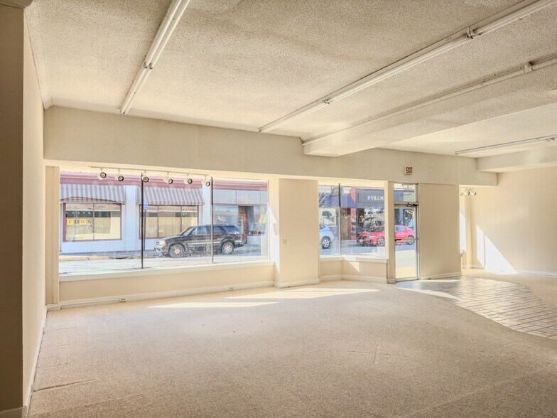 128 N Wayne Ave, Waynesboro, VA for sale - Interior Photo - Image 1 of 1