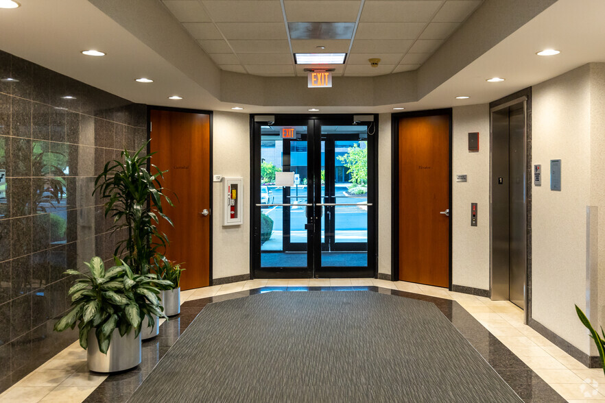 1770 Park St, Naperville, IL for sale - Lobby - Image 3 of 33