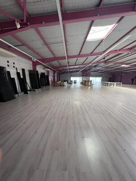 Retail in Biganos for lease - Interior Photo - Image 1 of 9