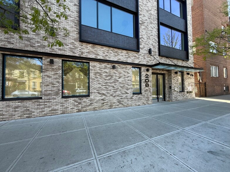 206 Ditmas Ave, Brooklyn, NY for lease - Building Photo - Image 3 of 9