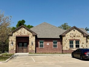 2366-2372 S Uecker Ln, Lewisville, TX for lease Building Photo- Image 1 of 9