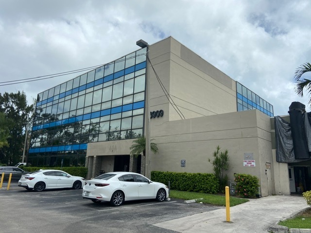 3909 NE 163rd St, North Miami Beach, FL for lease - Building Photo - Image 3 of 5