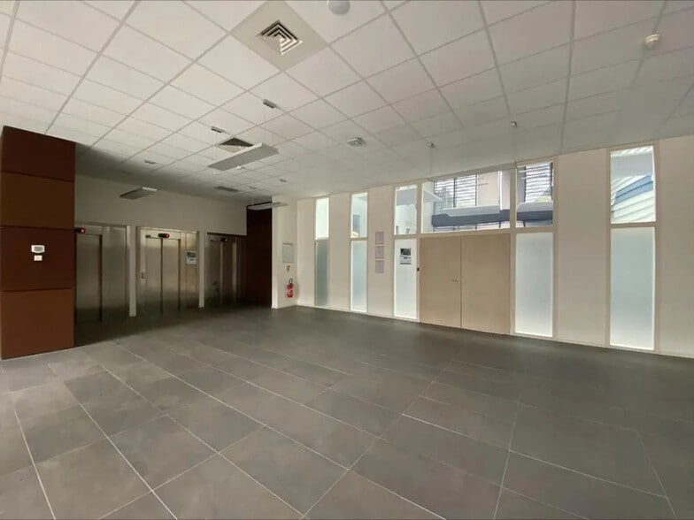 Office in Saint-Jacques-de-la-Lande for lease - Lobby - Image 3 of 14