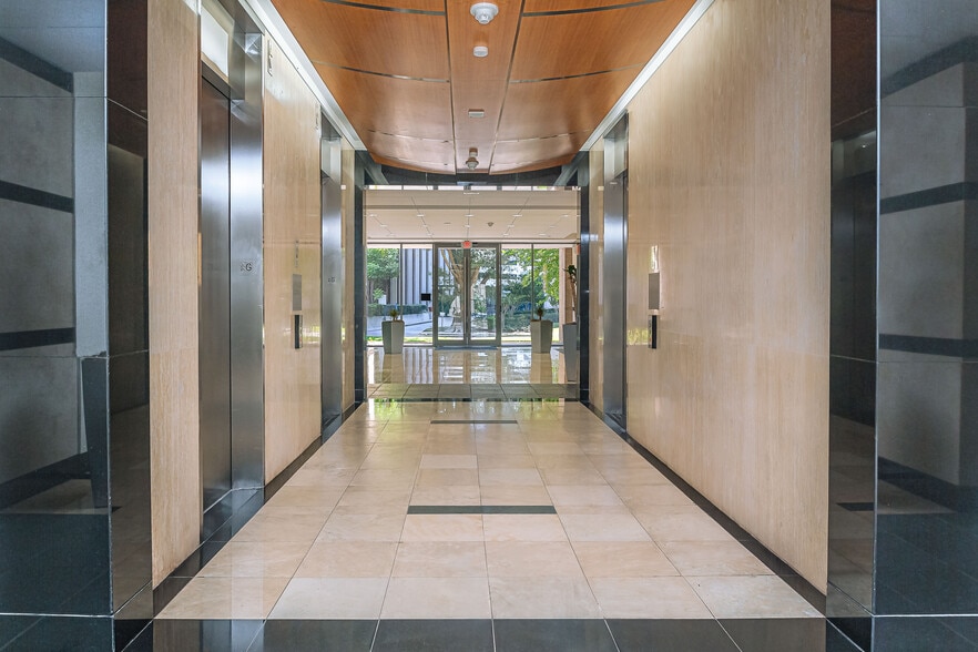 1900 St James Pl, Houston, TX for lease - Building Photo - Image 3 of 6