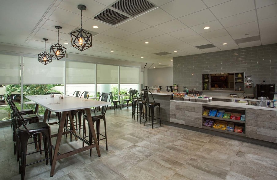 2255 glades Rd, Boca Raton, FL for lease - Interior Photo - Image 2 of 23