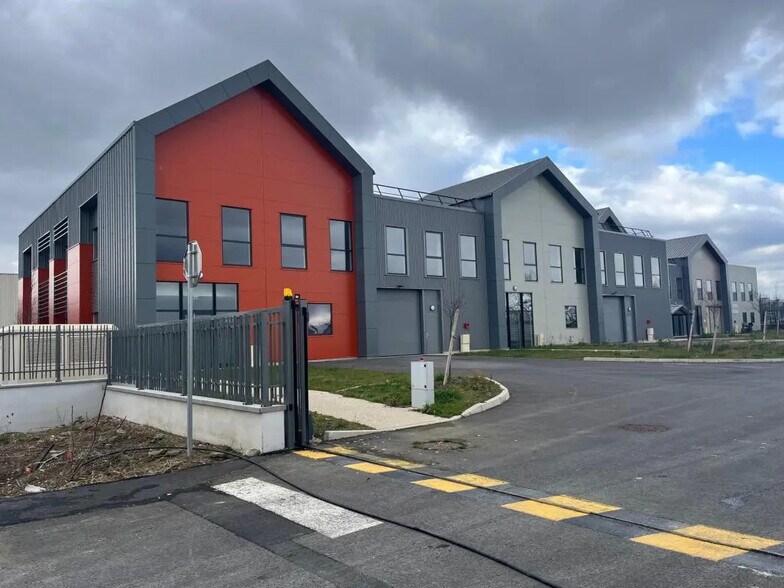 9 Rue Transversale, Gennevilliers for lease - Building Photo - Image 1 of 15