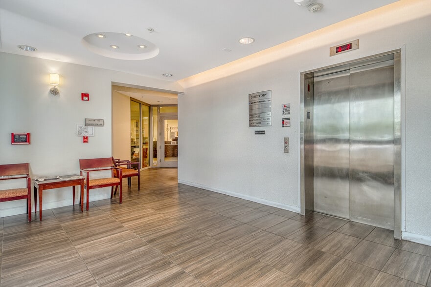 3830 Bee Ridge Rd, Sarasota, FL for sale - Building Photo - Image 2 of 2