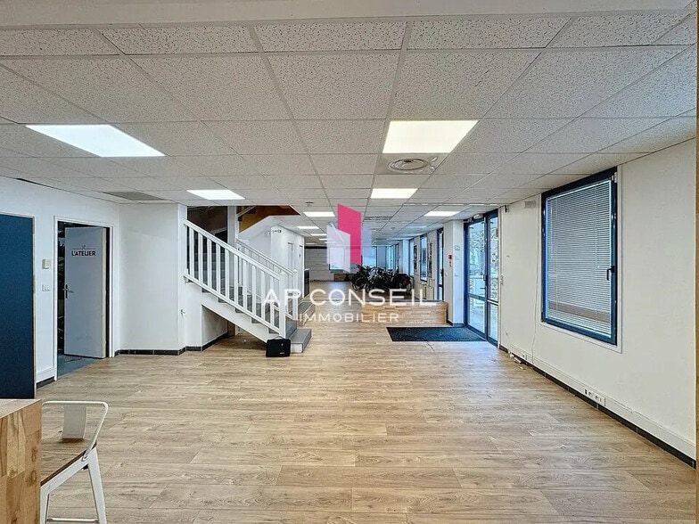 Flex in Croissy-sur-Seine for lease - Lobby - Image 1 of 11