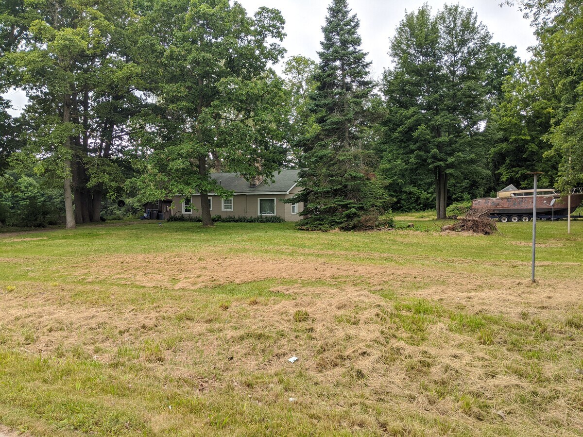 1990 S Latson Rd, Howell, MI 48843