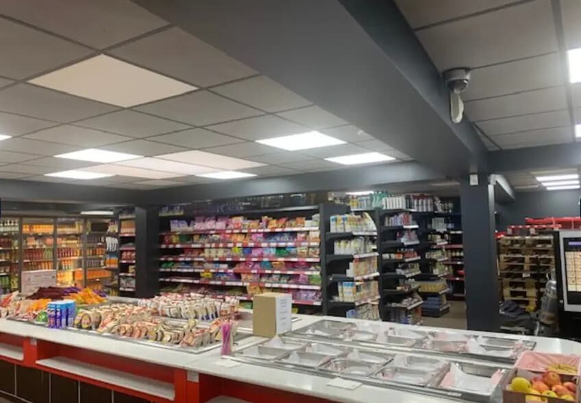 Retail in Paris for lease - Interior Photo - Image 2 of 3