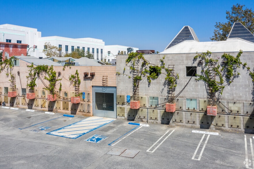 9046 Lindblade St, Culver City, CA for lease - Building Photo - Image 1 of 4