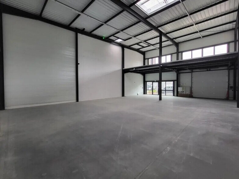 Flex in Saint-Quentin-Fallavier for lease - Interior Photo - Image 3 of 5