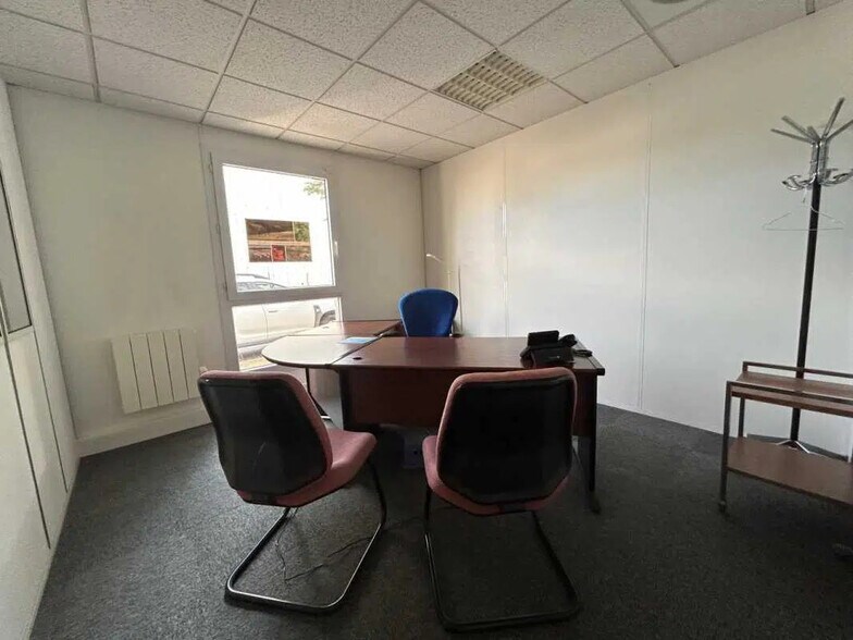 Office in Feyzin for lease - Interior Photo - Image 2 of 8