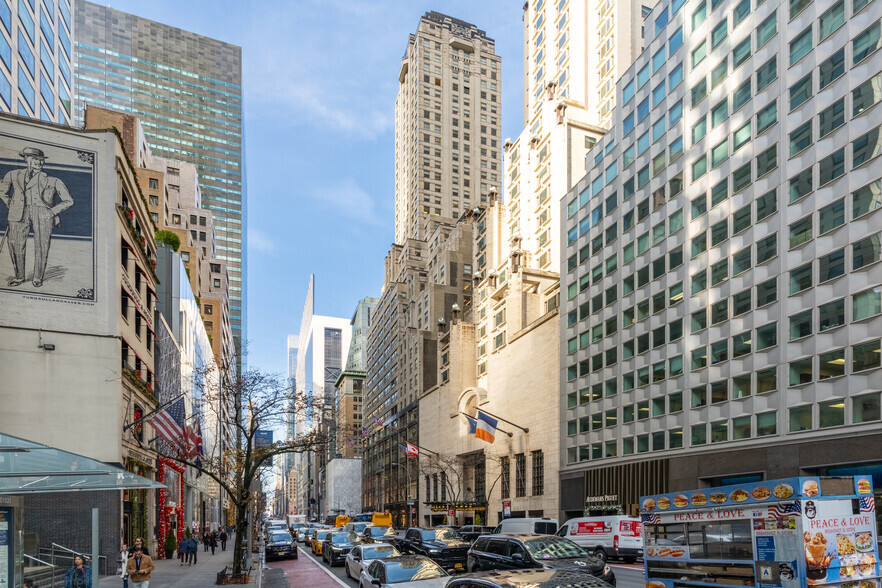 595 Madison Ave, New York, NY for lease - Building Photo - Image 3 of 15