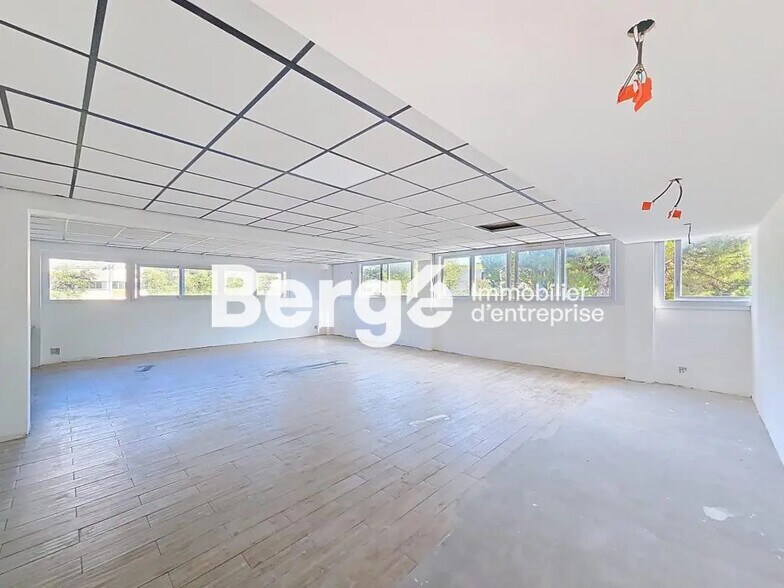 Office in Cannes for lease - Interior Photo - Image 2 of 11