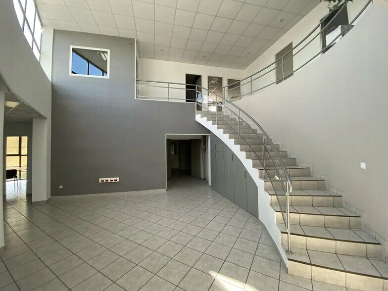 Office in Valence for sale - Building Photo - Image 3 of 9