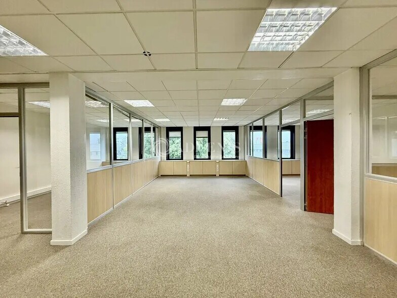 Office in Dardilly for lease - Building Photo - Image 2 of 9