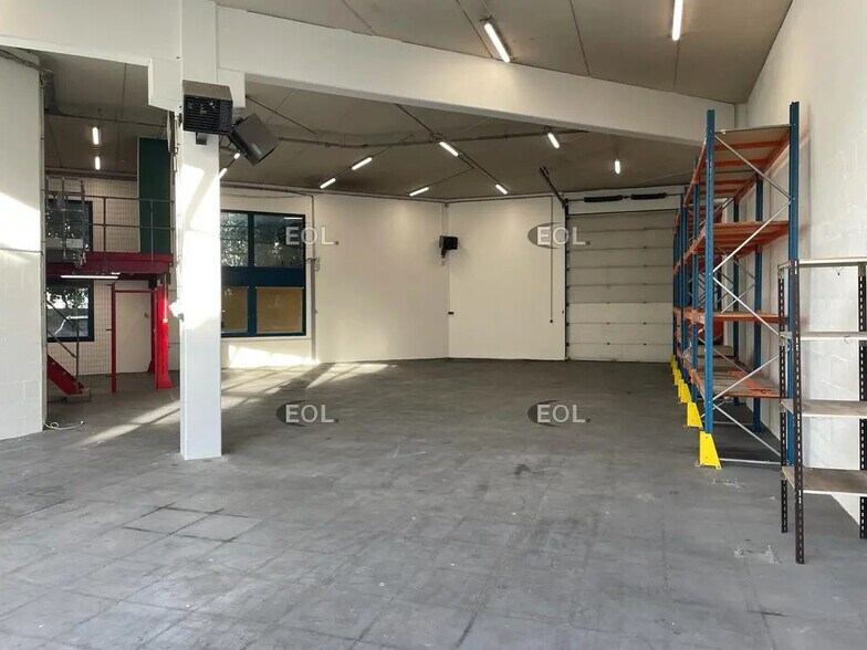 Flex in La Courneuve for lease - Interior Photo - Image 3 of 6