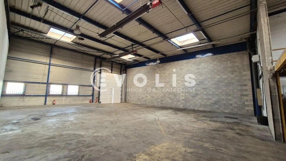 Flex in Chelles for lease - Interior Photo - Image 2 of 10