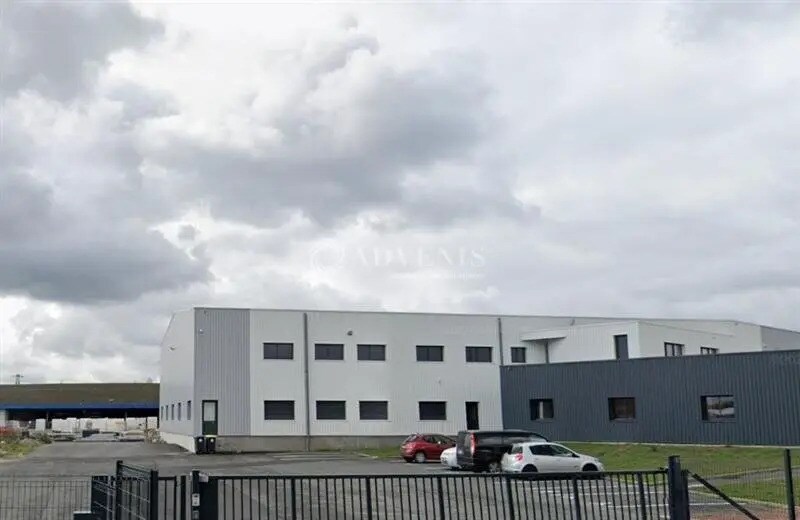 Office in Saint-Pierre-des-Corps for lease - Building Photo - Image 1 of 4