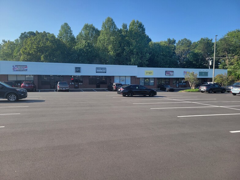 4535-4539 N Us Highway 220, Summerfield, NC for lease - Building Photo - Image 1 of 3