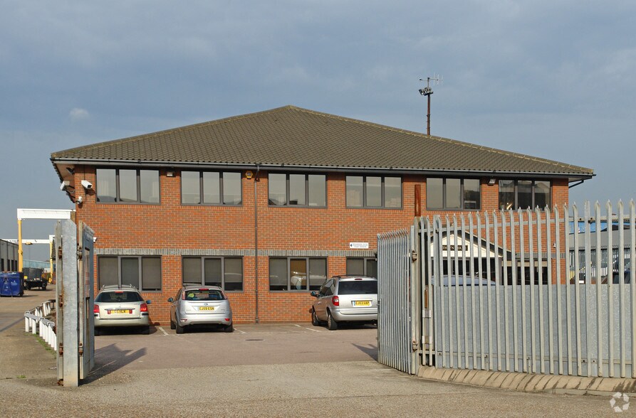 Manor Way, Rainham for lease - Primary Photo - Image 1 of 1