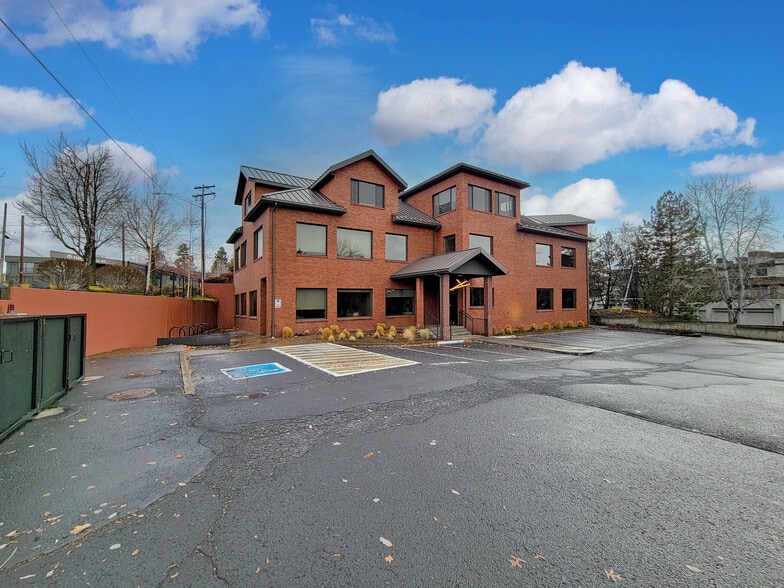 1345 NW Wall St, Bend, OR for lease - Building Photo - Image 3 of 9