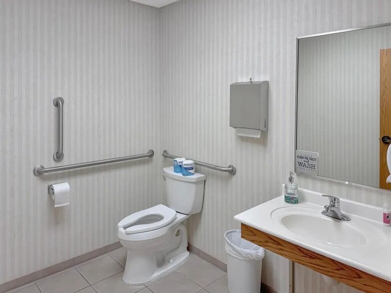 601 Jewett St, Marshall, MN for sale - Interior Photo - Image 3 of 31