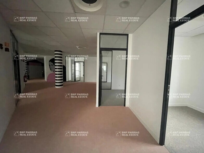 Office in Lyon for lease - Building Photo - Image 3 of 7