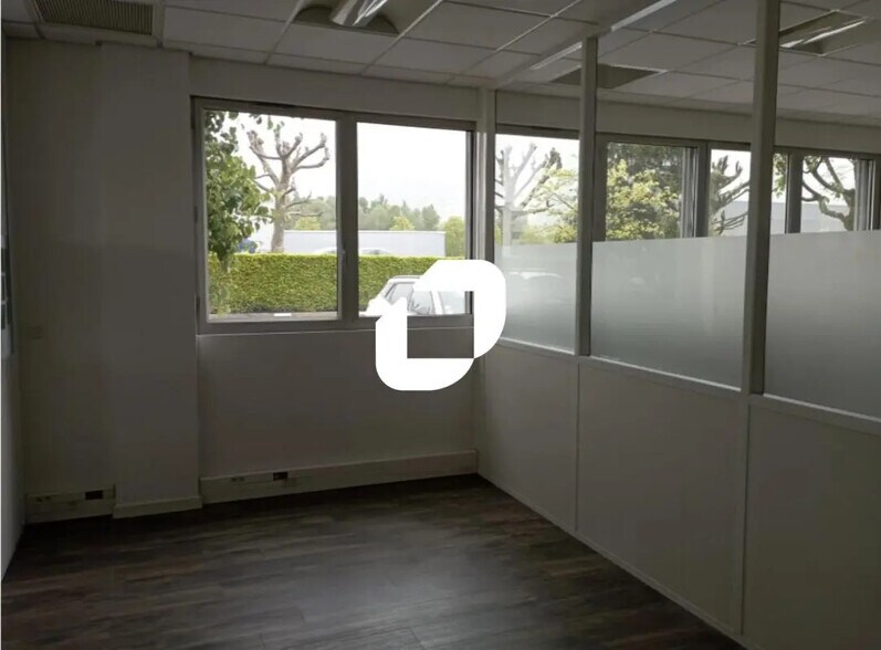 Office in Moirans for lease - Interior Photo - Image 3 of 9
