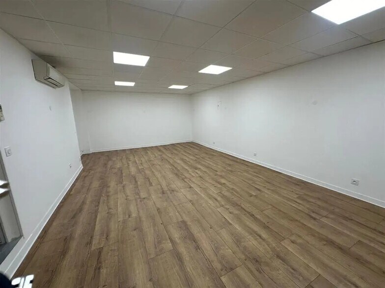 Retail in Paris for lease - Building Photo - Image 3 of 7