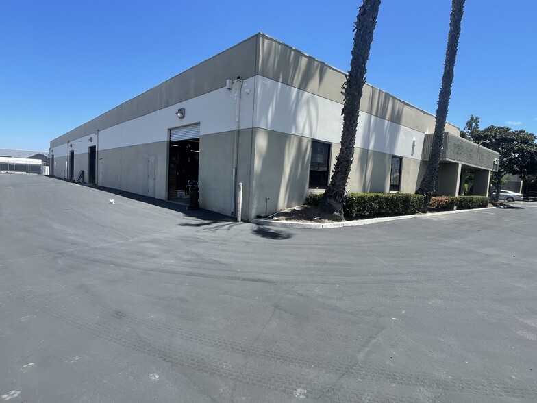 5731 McFadden Ave, Huntington Beach, CA for lease - Building Photo - Image 3 of 6