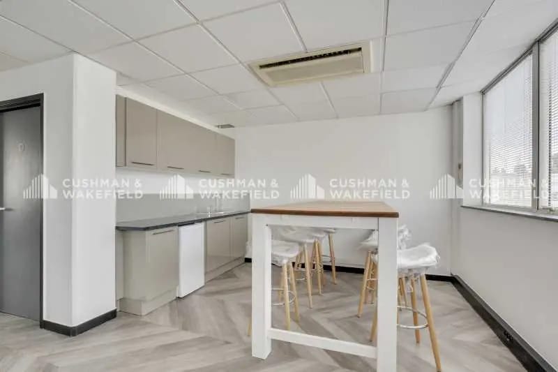Office in Levallois-Perret for lease - Building Photo - Image 2 of 14