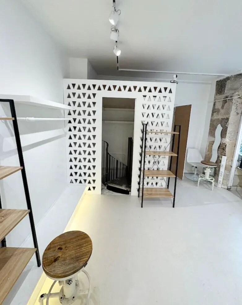 Retail in Paris for lease Interior Photo- Image 1 of 2
