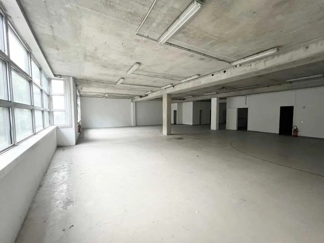 Flex in Paris for lease Interior Photo- Image 1 of 5