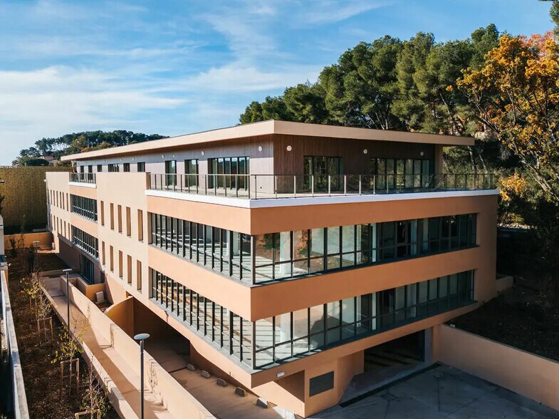 Office in Aix-en-Provence for lease - Building Photo - Image 2 of 16