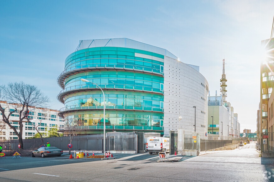 Calle de Julián Camarillo, 8, Madrid, Madrid for lease - Building Photo - Image 2 of 12