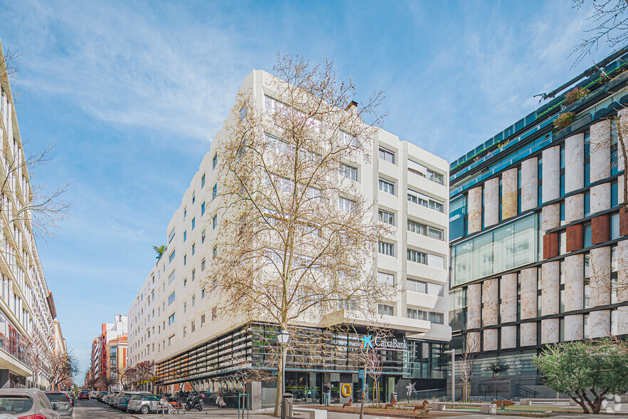 Calle De Juan Bravo, 3, Madrid, Madrid for lease - Building Photo - Image 2 of 2