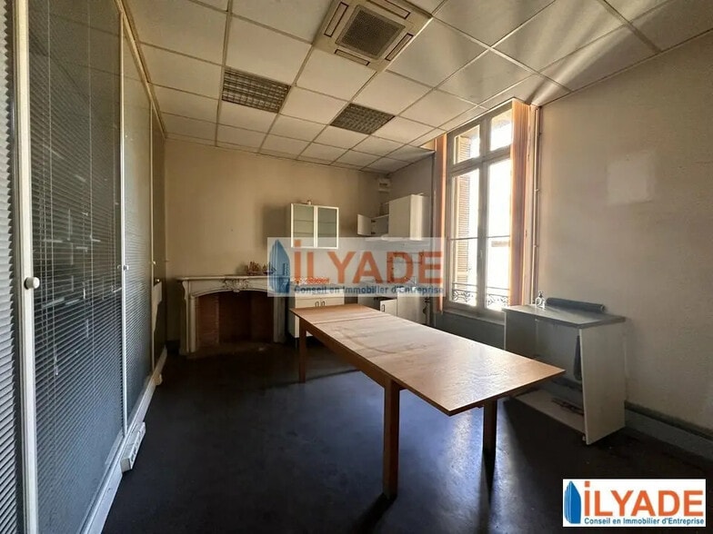 7 Square Stalingrad, Marseille for lease - Interior Photo - Image 3 of 4