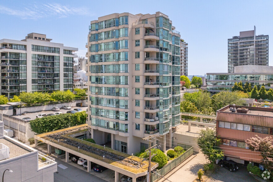 140 E 14th St, North Vancouver, BC for sale - Building Photo - Image 2 of 5