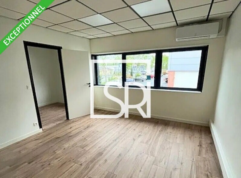 Office in Thiers for lease - Interior Photo - Image 2 of 22