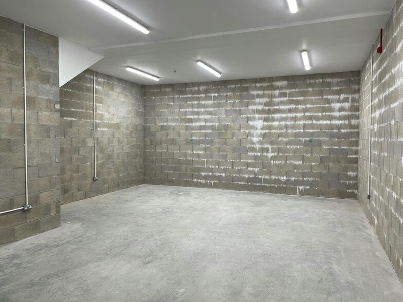 Greenside Way, Manchester for lease - Interior Photo - Image 2 of 11