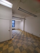 303-305 Fifth Ave, New York, NY for lease Interior Photo- Image 1 of 4