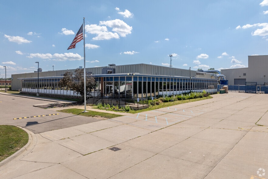 12001 Farmington Rd, Livonia, MI for lease - Building Photo - Image 1 of 16