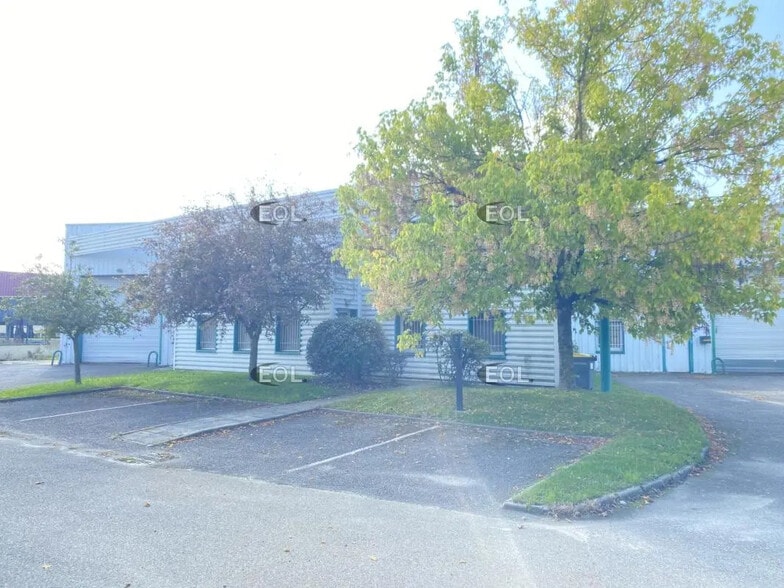 Industrial in Toussieu for lease - Building Photo - Image 2 of 17