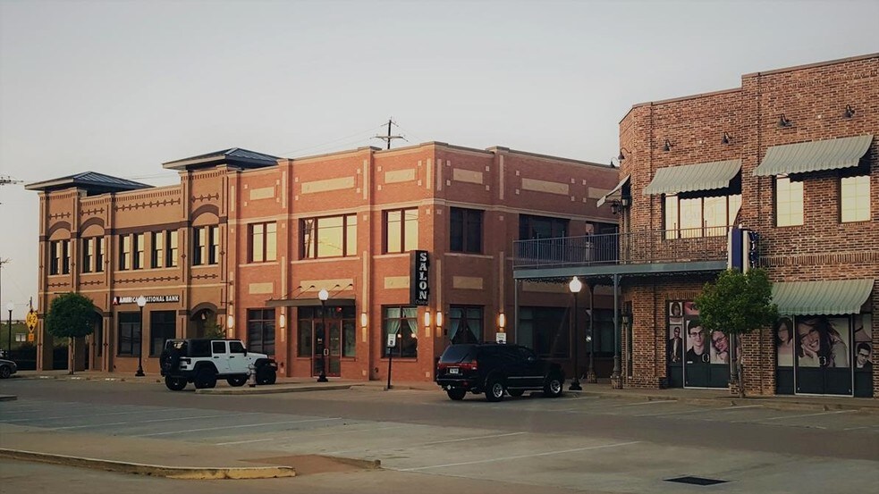 308 E Renfro St, Burleson, TX 76028