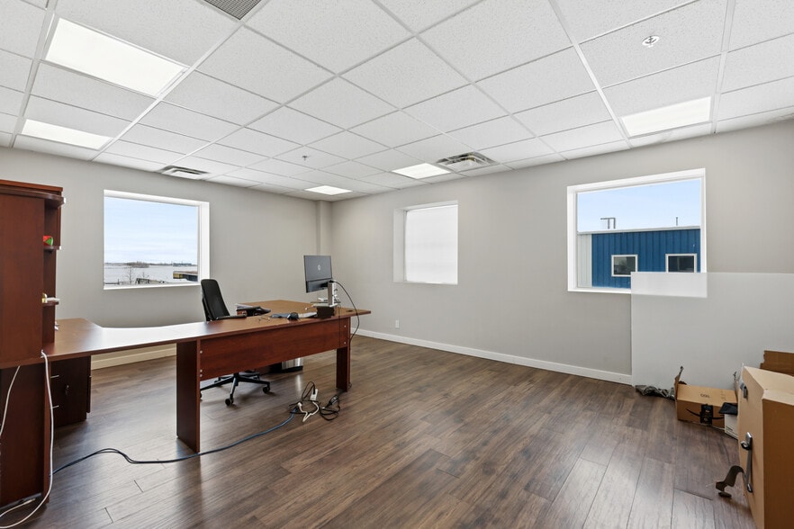 8800 Venture Av SE, Calgary, AB for lease - Interior Photo - Image 3 of 18