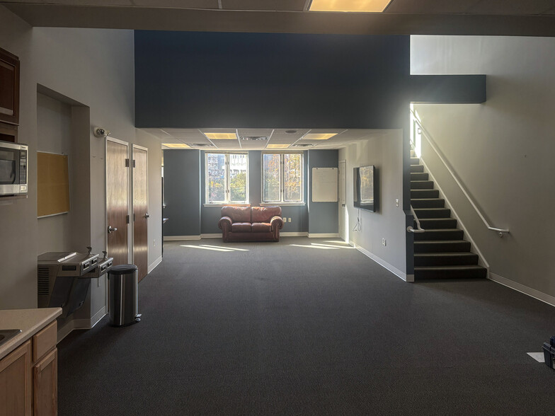 14111-14165 Robert Paris Ct, Chantilly, VA for sale - Building Photo - Image 3 of 31