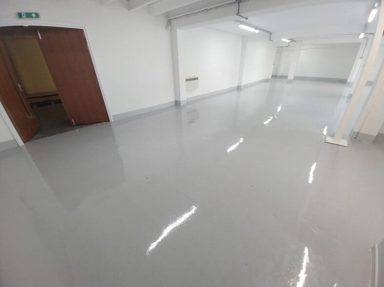 Restmor Way, Wallington for lease - Interior Photo - Image 2 of 5